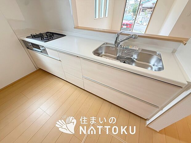 【現地写真(キッチン)】収納たっぷりのシステムキッチン、浄水器付水栓を標準装備しています。