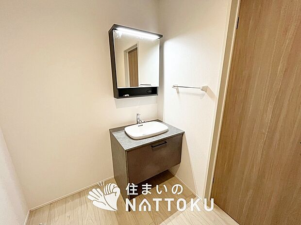 【洗面台・洗面所】鏡の両サイドは、必要なものを取出しやすく、大きな鏡面で朝の準備も快適。
使いやすいリフトアップ機能付きのシングルレバーシャワー水栓付です。