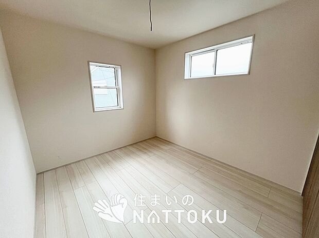 【現地写真（洋室）】木目の美しさを際立たせるシンプルデザインの建具を使用しています。