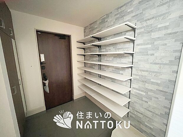 【現地写真（玄関）】玄関には、大型のシューズ収納を設置しています。