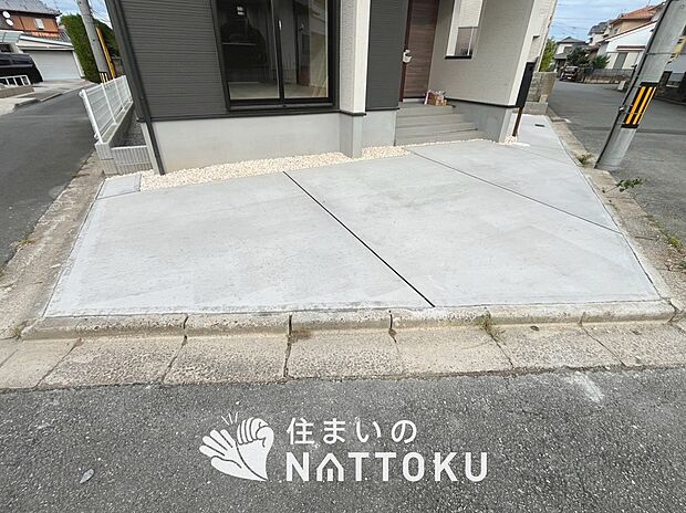【現地写真（駐車場）】駐車スペースが広く、運転が苦手な方も安心です。