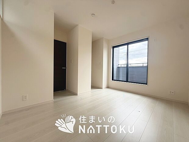 【現地写真(寝室)】木目の美しさを際立たせるシンプルデザインの建具を使用しています。
