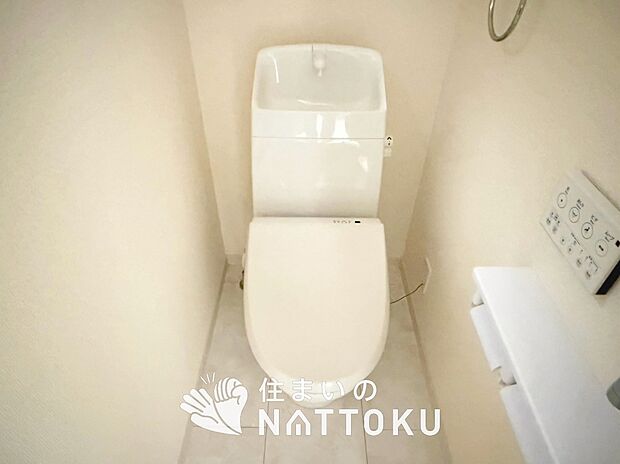 【トイレ】汚れてもサッとひと拭きでお手入れ簡単、エコ仕様の温水洗浄便座付きのトイレです。
バリアフリーにも配慮しています。