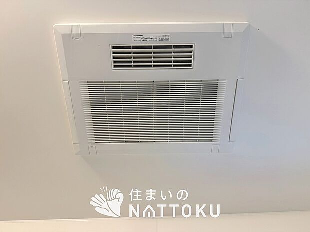 【電気式浴室暖房換気乾燥機】寒い冬場はあたたかく、暑い夏場は扇風機のような心地よさです。
雨の日は、浴室が衣類乾燥スペースになります。
