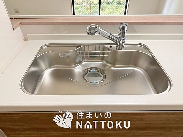 【浄水器内臓ハンドシャワー付シンク】広々とした凸型シンクに洗剤ポケットを標準装備。すっきり収納できます。
また、蛇口の先端に浄水器を内蔵しているため場所をとりません。
