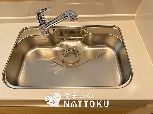 【浄水器内臓ハンドシャワー付シンク】広々とした凸型シンクに洗剤ポケットを標準装備。すっきり収納できます。
また、蛇口の先端に浄水器を内蔵しているため場所をとりません。