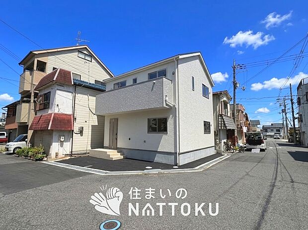【現地写真(前道含む外観)】軽くて火災に強い屋根材を採用し、地震時の建物への負担や揺れを軽減しています。