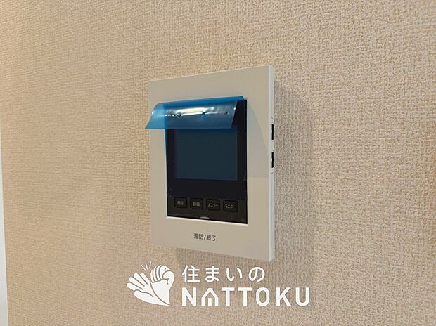 【TVモニター付インターホン】録画機能付きで、自動録画のほか、手動録画もできます。
受話、呼出音量の調整、明るさ調整が可能です。また、来訪者をズーム機能でズームアップして確認できます。

