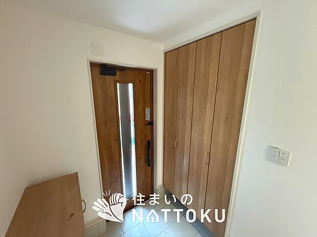 【現地写真(玄関)】玄関には、大型のシューズ収納を設置しています。