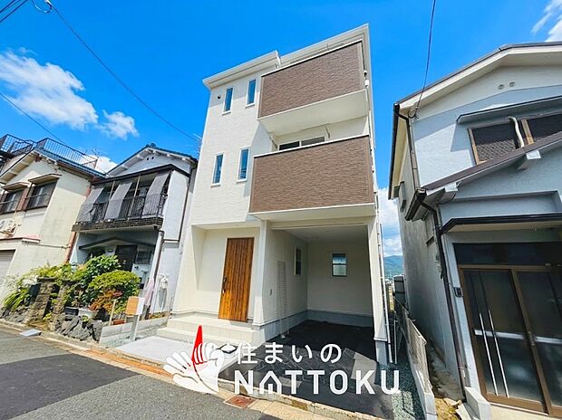 【現地写真(外観)】軽くて火災に強い屋根材を採用し、地震時の建物への負担や揺れを軽減しています。
