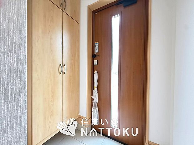 【現地写真(玄関)】玄関には、大型のシューズ収納を設置しています。