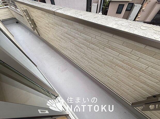 【バルコニー】奥行きが広く、洗濯物をゆったりと干せる十分な広さで、家族の洗濯も捗ります。