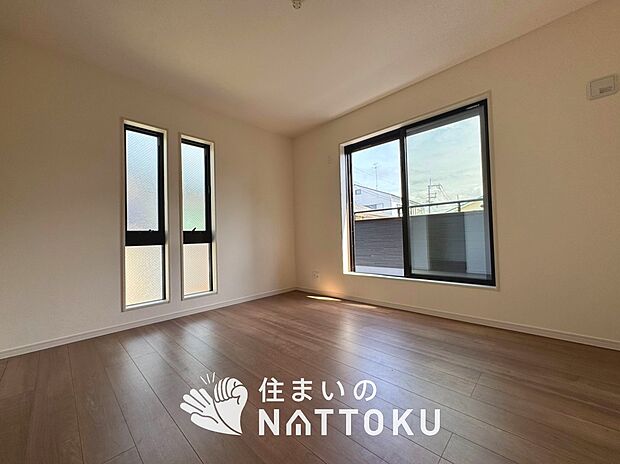 【現地写真(寝室)】木目の美しさを際立たせるシンプルデザインの建具を使用しています。