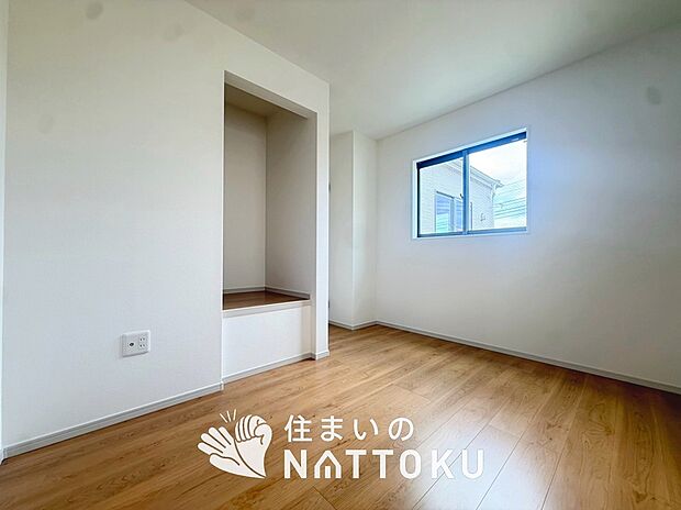 【現地写真(洋室)】木目の美しさを際立たせるシンプルデザインの建具を使用していま