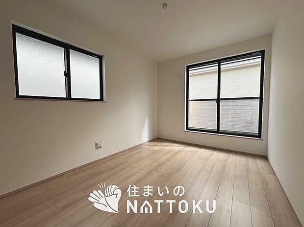 【現地写真(寝室)】木目の美しさを際立たせるシンプルデザインの建具を使用しています。