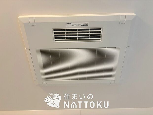 【浴室換気乾燥暖房機】寒い冬場はあたたかく、暑い夏場は扇風機のような心地よさです。
雨の日は、浴室が衣類乾燥スペースになります。