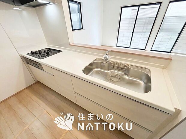【現地写真(キッチン)】収納たっぷりのシステムキッチン、浄水器付水栓を標準装備しています。
