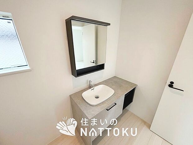 【洗面台・洗面所】鏡の両サイドは、必要なものを取出しやすく、大きな鏡面で朝の準備も快適。
使いやすいリフトアップ機能付きのシングルレバーシャワー水栓付です。
