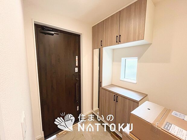 【現地写真(玄関)】玄関には、大型のシューズ収納を設置しています。