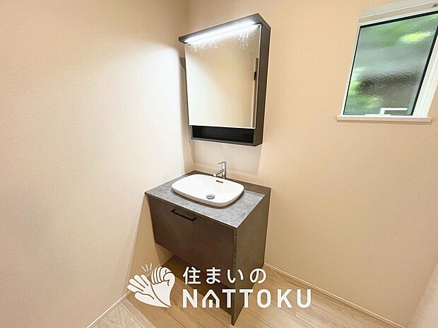 【洗面台・洗面所】鏡の両サイドは、必要なものを取出しやすく、大きな鏡面で朝の準備も快適。
使いやすいリフトアップ機能付きのシングルレバーシャワー水栓付です。
