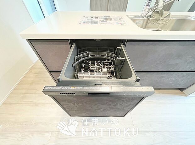 【食器洗い乾燥機】食後の時間にゆとりを与えてくれる食器洗い乾燥機。
操作ボタンも上面にあるので、腰をかがめずに操作ができラクラクです。