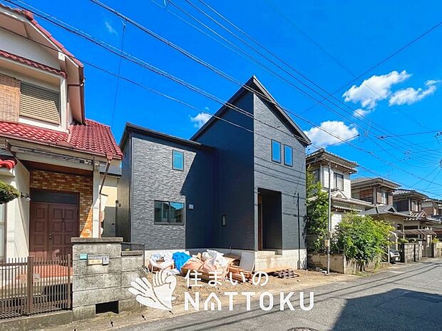 【現地写真(前道含む外観)】軽くて火災に強い屋根材を採用し、地震時の建物への負担や揺れを軽減しています。
