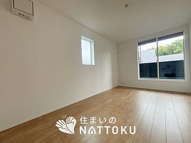 【現地写真（寝室）】木目の美しさを際立たせるシンプルデザインの建具を使用しています。