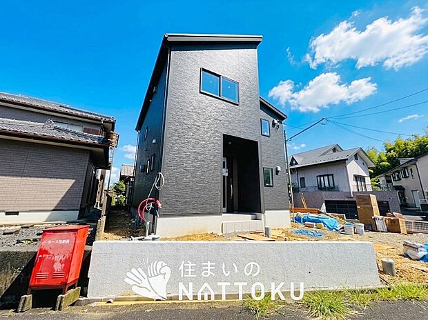 【現地写真（外観）】雨で汚れを落とし、耐久性・耐候性に優れた外壁を使用しています。