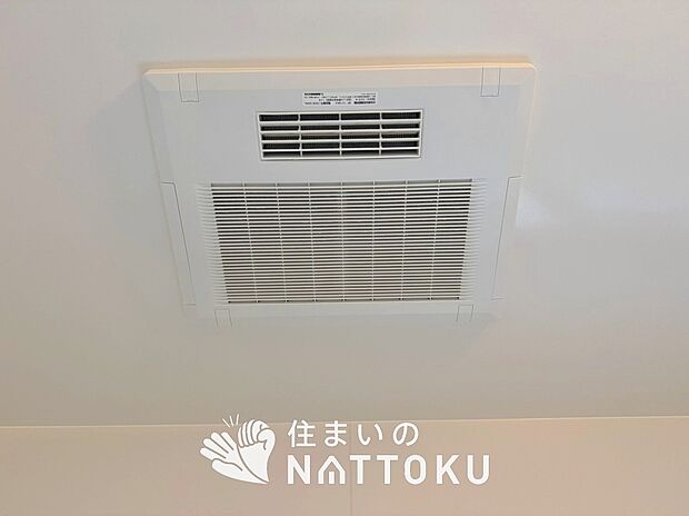 【浴室換気乾燥暖房機】寒い冬場はあたたかく、暑い夏場は扇風機のような心地よさです。
雨の日は、浴室が衣類乾燥スペースになります。