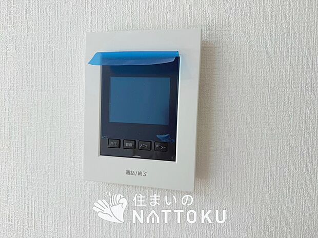 【カラーテレビドアホン】くっきり見やすいカラーモニターです。
夜でも来客者が見やすいLED照明付きです。