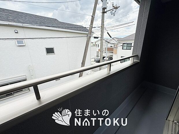【バルコニー】奥行きが広く、洗濯物をゆったりと干せる十分な広さで、家族の洗濯も捗ります。