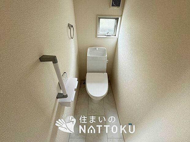 【トイレ】汚れてもサッとひと拭きでお手入れ簡単、エコ仕様の温水洗浄便座付きのトイレです。
バリアフリーにも配慮しています。