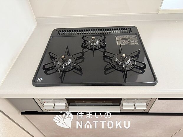 【ビルトインコンロ】フラットな構造で清掃性が高く、過熱防止センサー付3口タイプで日頃の家事も快適です。