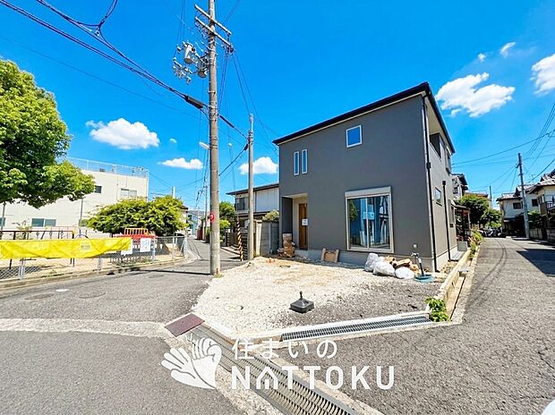 【現地写真(前道含む外観)】軽くて火災に強い屋根材を採用し、地震時の建物への負担や揺れを軽減しています。
