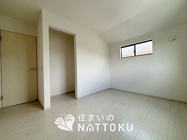 【現地写真(洋室)】木目の美しさを際立たせるシンプルデザインの建具を使用しています。