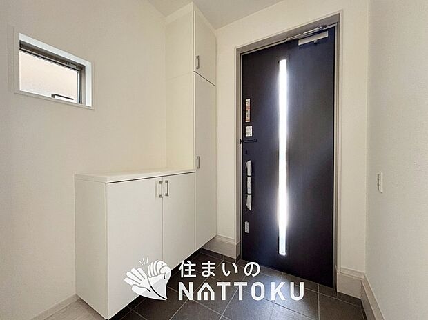 【現地写真(玄関)】玄関には、大型のシューズ収納を設置しています。