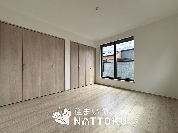 【現地写真(寝室)】木目の美しさを際立たせるシンプルデザインの建具を使用しています。