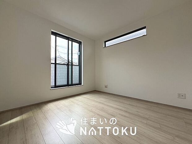 【現地写真(洋室)】木目の美しさを際立たせるシンプルデザインの建具を使用しています。