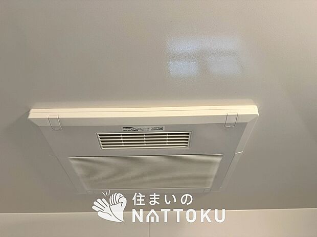 【浴室換気乾燥暖房機】寒い冬場はあたたかく、暑い夏場は扇風機のような心地よさです。
雨の日は、浴室が衣類乾燥スペースになります。