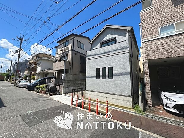 【現地写真(前道含む外観)】健康被害に配慮したもっとも安全性の高い建材を採用し、シックハウス対策をしております。