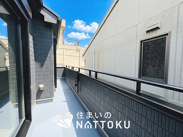 【バルコニー】奥行きが広く、洗濯物をゆったりと干せる十分な広さで、家族の洗濯も捗ります。