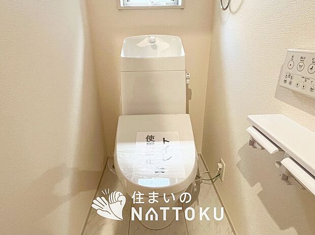 【トイレ】汚れてもサッとひと拭きでお手入れ簡単、エコ仕様の温水洗浄便座付きのトイレです。
バリアフリーにも配慮しています。