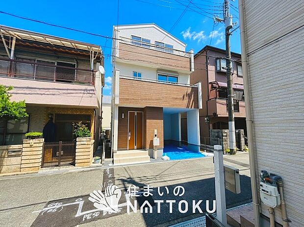 【現地写真(外観)】雨で汚れを落とし、耐久性・耐候性に優れた外壁を使用しています。