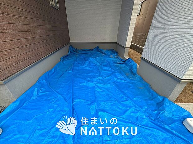 【現地写真(駐車場)】駐車スペースが広く、運転が苦手な方も安心です。