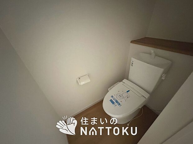【トイレ】汚れてもサッとひと拭きでお手入れ簡単、エコ仕様の温水洗浄便座付きのトイレです。
バリアフリーにも配慮しています。