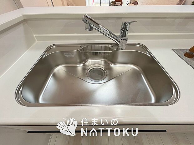 【浄水器内臓ハンドシャワー付シンク】広々とした凸型シンクに洗剤ポケットを標準装備。すっきり収納できます。
また、蛇口の先端に浄水器を内蔵しているため場所をとりません。