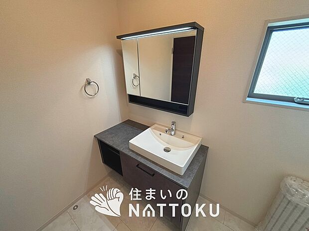 【洗面台・洗面所】鏡の両サイドは、必要なものを取出しやすく、大きな鏡面で朝の準備も快適。
使いやすいリフトアップ機能付きのシングルレバーシャワー水栓付です。
