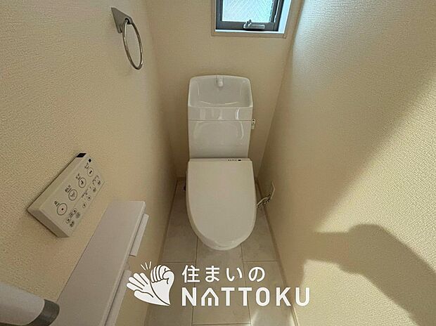 【トイレ】汚れてもサッとひと拭きでお手入れ簡単、エコ仕様の温水洗浄便座付きのトイレです。
バリアフリーにも配慮しています。