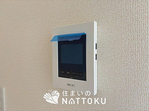 【TVモニター付インターホン】録画機能付きで、自動録画のほか、手動録画もできます。
受話、呼出音量の調整、明るさ調整が可能です。また、来訪者をズーム機能でズームアップして確認できます。