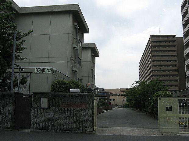 寝屋川市立友呂岐中学校(約560m)